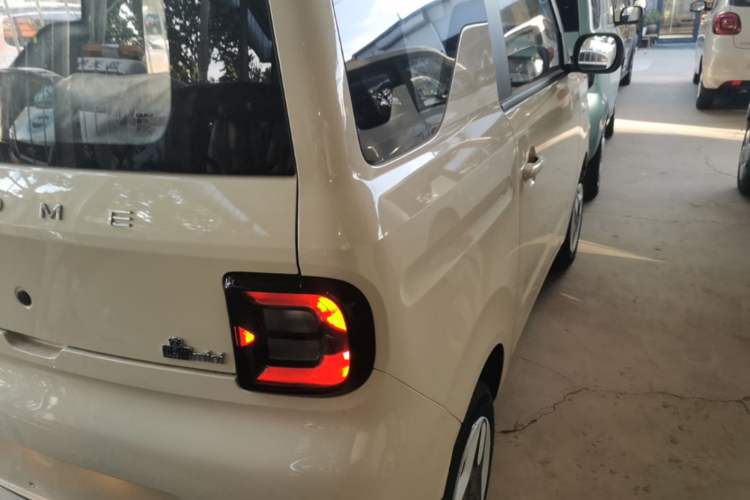 Used Geely Galaxy Panda 2025 210 km – Yuanqi Bear Right Rear Taillight
