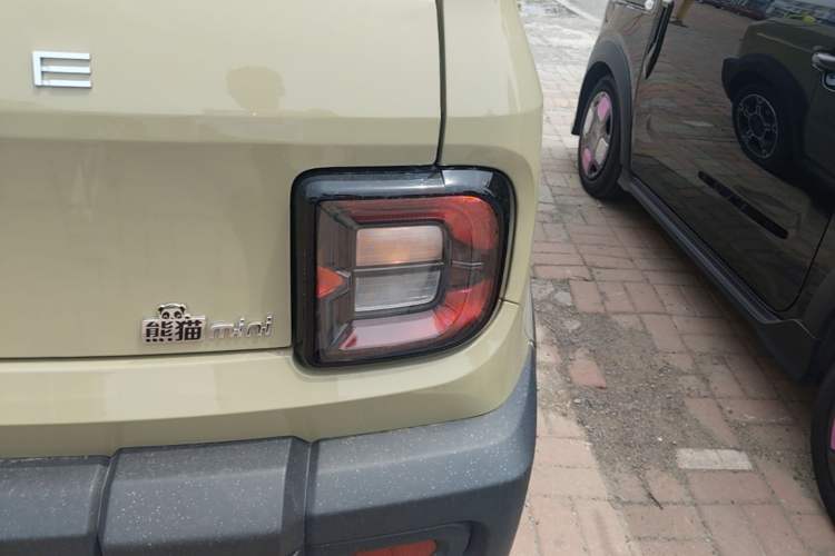 Used Geely Galaxy Panda 2025 210km Panda Rider Right Rear Taillight