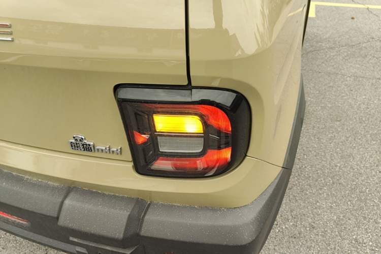 Used Geely Galaxy Panda 2025 210km Panda Rider Right Rear Taillight
