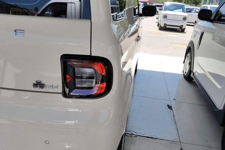 Used Geely Galaxy Panda 2025 210 km – Yuanqi Bear Right Rear Taillight