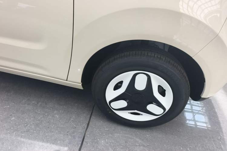 Used Geely Galaxy Panda 2025 210 km – Yuanqi Bear Right Rear Wheel Hub