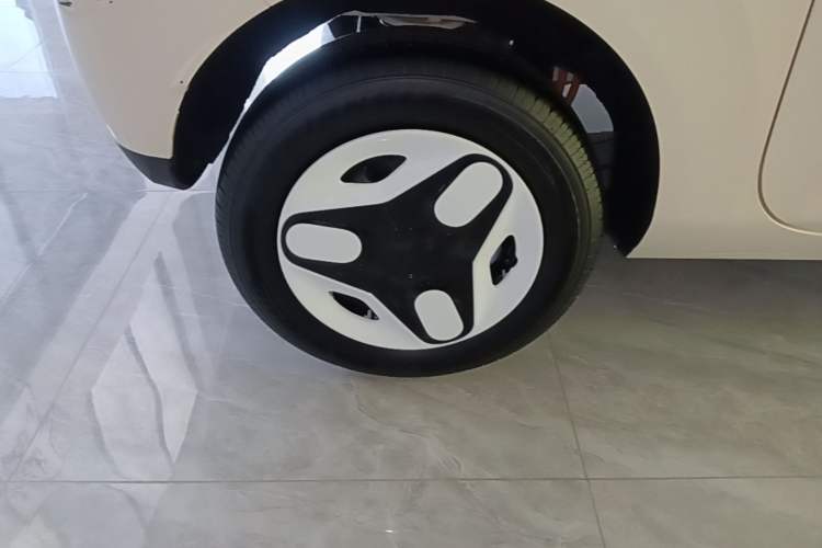 Used Geely Galaxy Panda 2025 210 km – Yuanqi Bear Right Rear Wheel Hub
