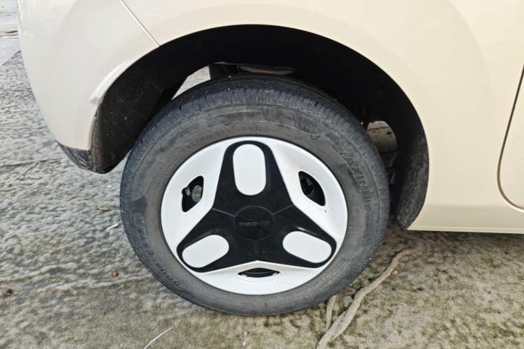 Used Geely Galaxy Panda 2025 210 km – Yuanqi Bear Right Rear Wheel Hub