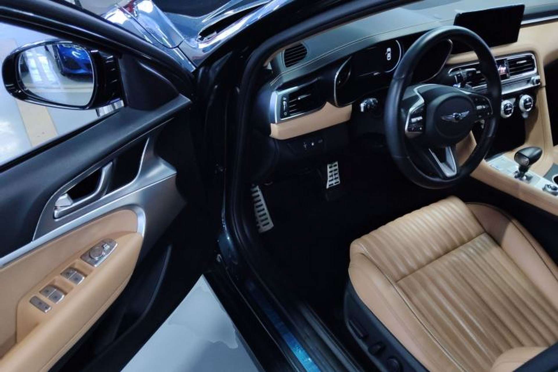 Used Genesis G70 2021 2.0T Rear-Drive Luxury Edition Interior 3