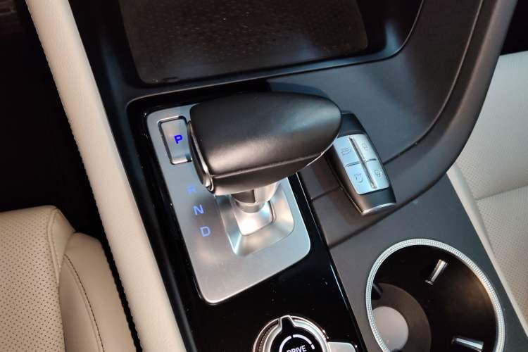 Used Genesis G70 2021 2.0T Rear-Drive Luxury Edition Gear Lever