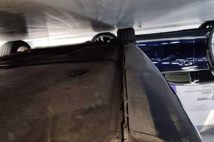 Used Genesis G70 2021 2.0T Rear-Drive Luxury Edition Left Side Sill