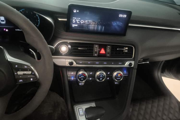 Used Genesis G70 2021 2.0T All-Wheel-Drive Edition 1 Limited Edition Audio And AC Panel
