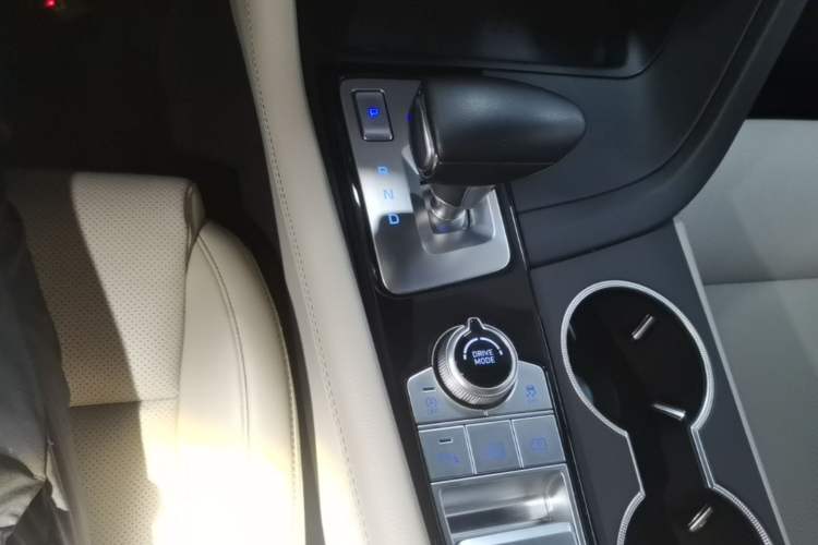 Used Genesis G70 2021 2.0T Rear-Drive Luxury Edition Gear Lever