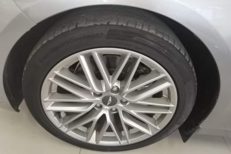 Used Genesis G70 2021 2.0T Rear-Drive Luxury Edition Left Front Wheel Hub