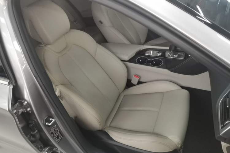 Used Genesis G70 2021 2.0T Rear-Drive Luxury Edition Right Front Seat