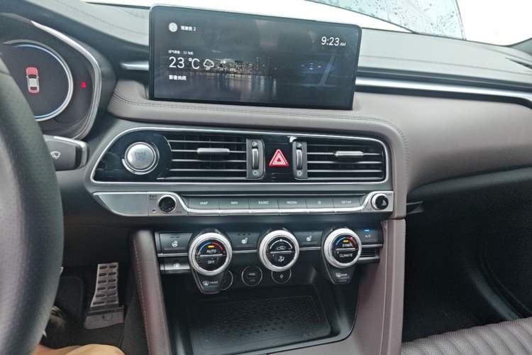Used Genesis G70 2023 2.0T Rear-Drive Luxury Edition Audio And AC Panel