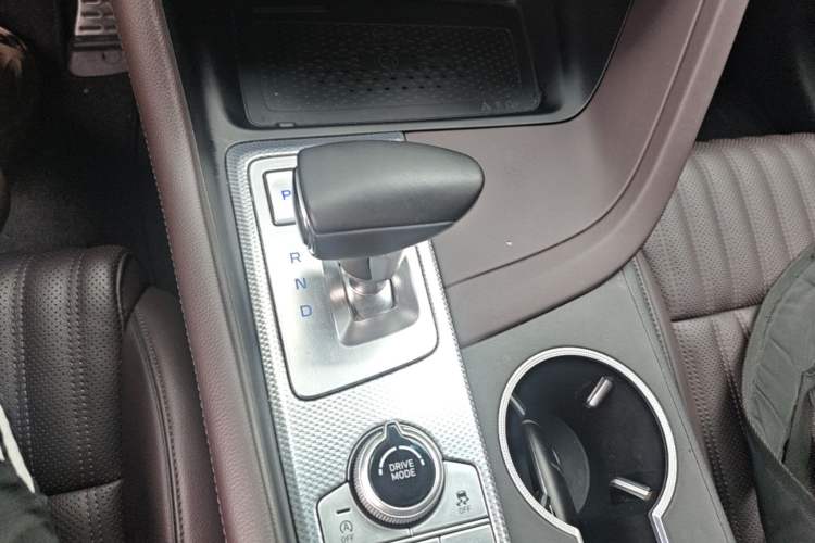 Used Genesis G70 2023 2.0T Rear-Drive Luxury Edition Gear Lever