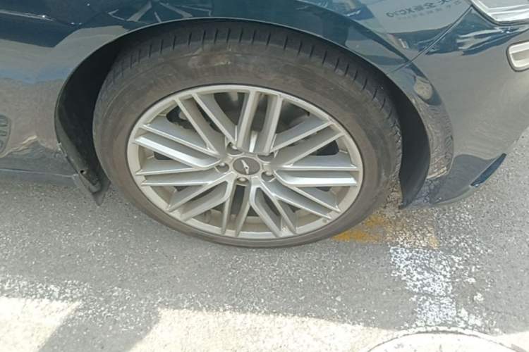 Used Genesis G70 2023 2.0T Rear-Drive Luxury Edition Right Front Wheel Hub