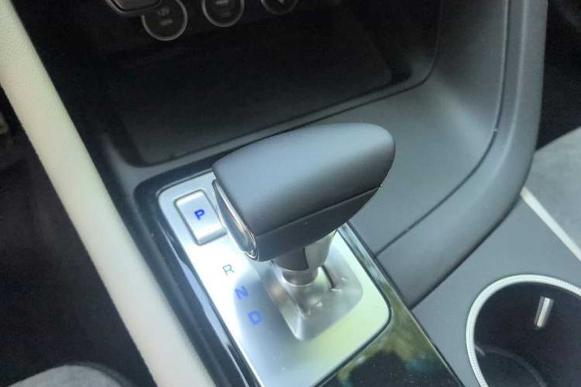 Used Genesis G70 2023 2.0T Rear-Drive Luxury Edition Gear Lever