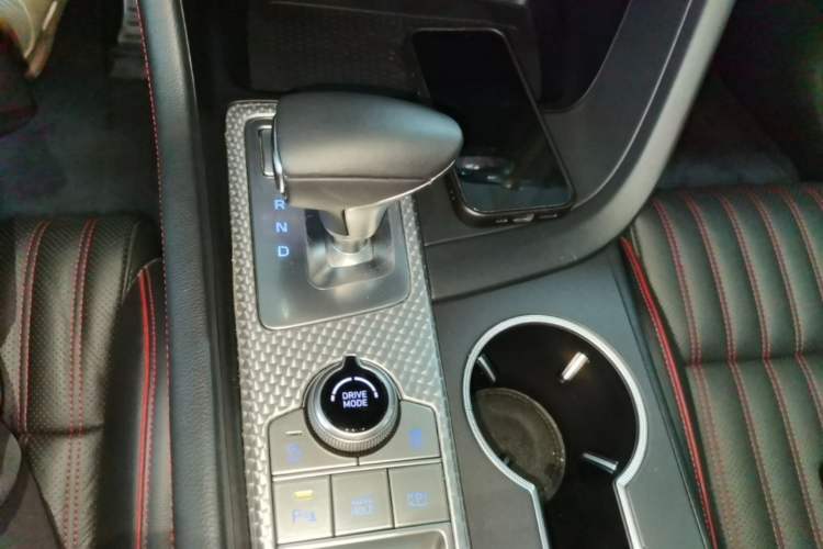 Used Genesis G70 2023 2.0T Rear-Drive Luxury Edition Gear Lever