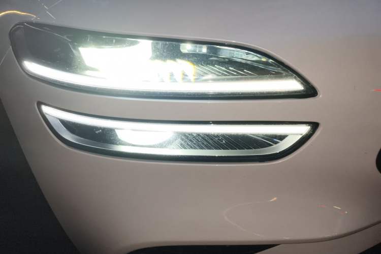 Used Genesis G70 2023 2.0T Rear-Drive Luxury Edition Right Front Headlight