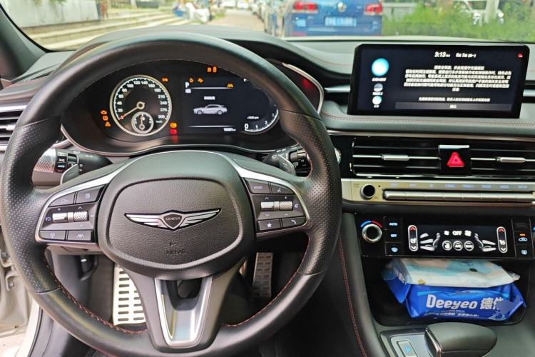 Used Genesis G70 2024 2.0T Hunter Model Rear-Drive Luxury Edition Shooting Brake Center Console