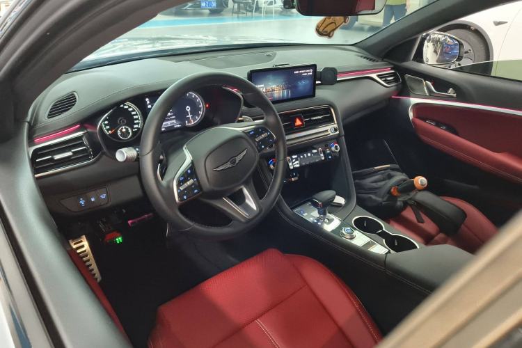 Used Genesis G70 2024 2.0T Hunter Model Rear-Drive Luxury Edition Shooting Brake Center Console