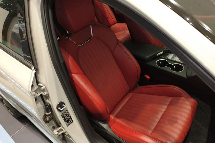 Used Genesis G70 2024 2.0T Hunter Model Rear-Drive Luxury Edition Shooting Brake Right Front Seat
