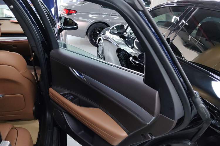 Used Genesis G80 2023 2.5T Rear-Drive Luxury Edition Interior 6