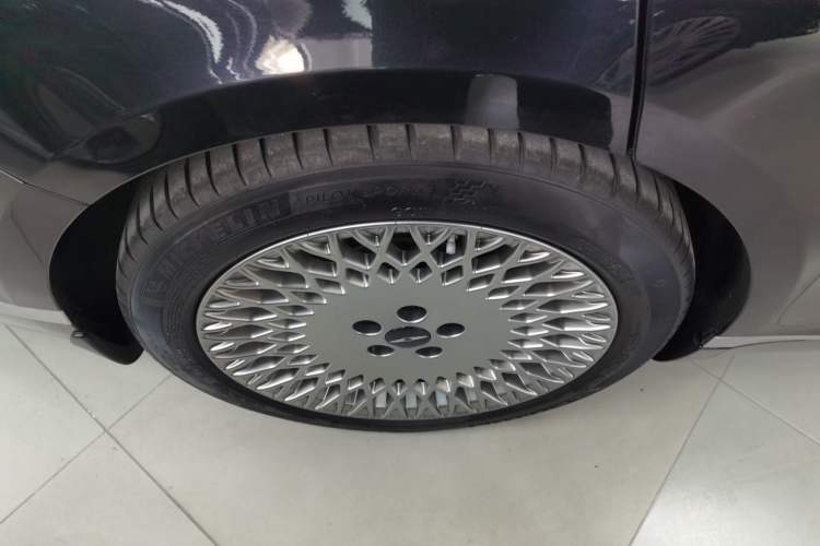 Used Genesis G80 2024 2.5T Rear-Drive Flagship Edition Right Rear Wheel Hub