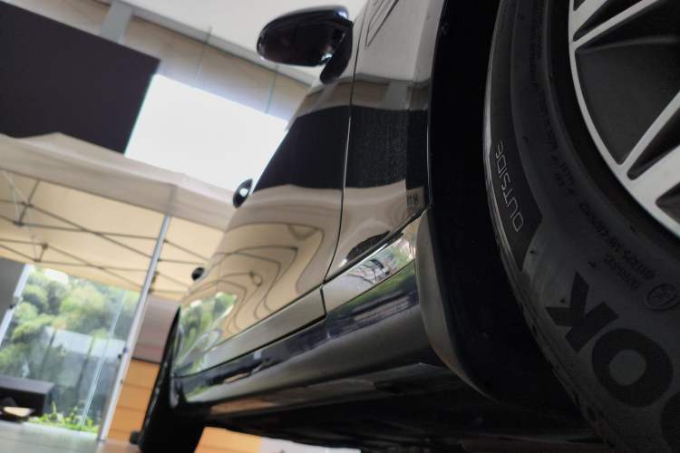 Used Genesis G80 2024 2.5T Rear-Drive Luxury Edition Right Side Sill