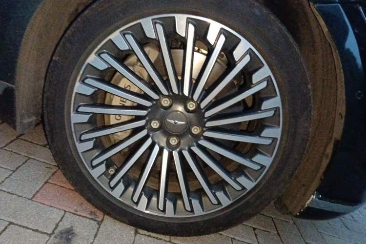 Used Genesis G80 EV 2023 All-Electric G80 Flagship Edition Right Front Wheel Hub