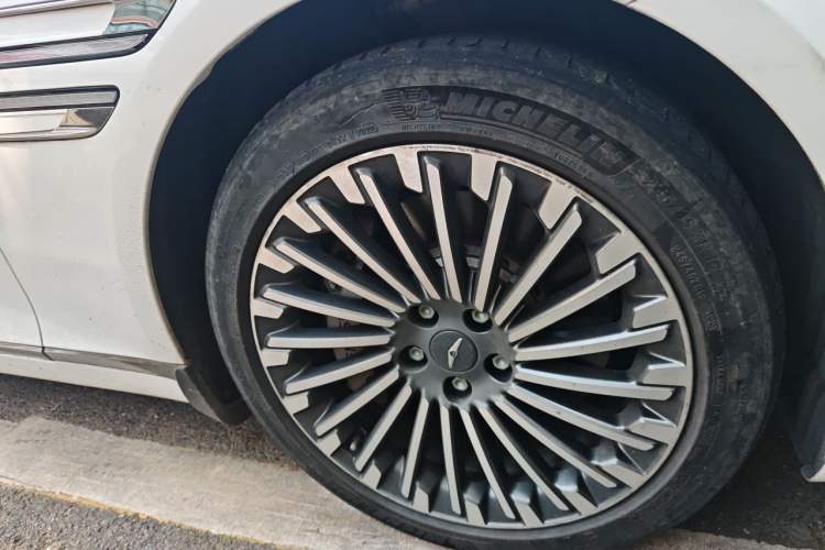 Used Genesis G80 EV 2023 All-Electric G80 Luxury Edition Right Front Wheel Hub