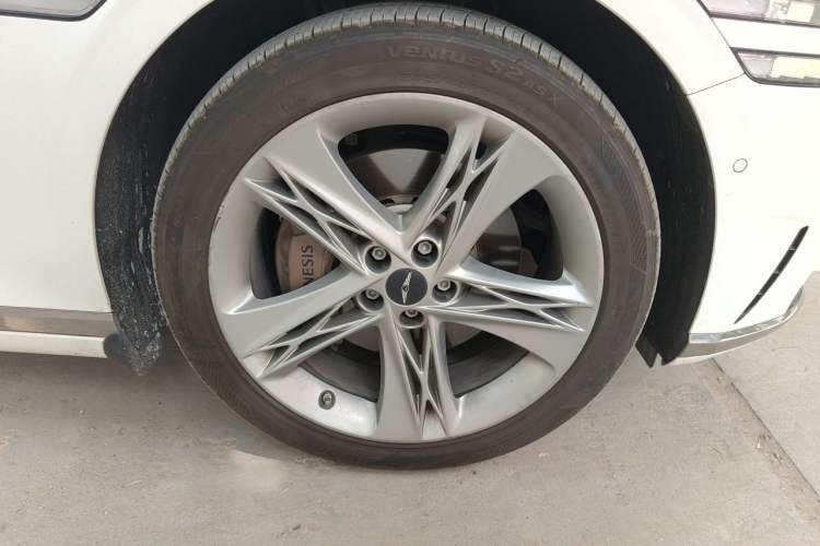Used Genesis G90 2023 Flagship Edition Right Front Wheel Hub