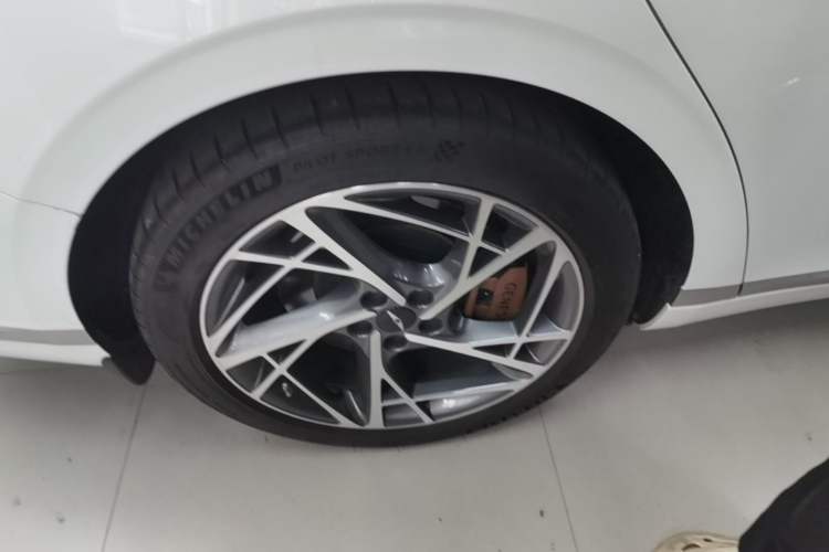 Used Genesis G90 2023 Flagship Edition Right Rear Wheel Hub