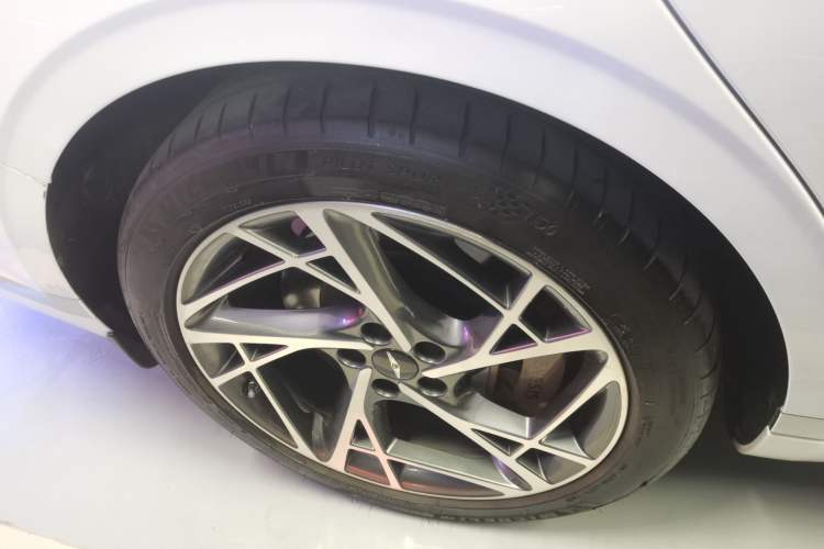 Used Genesis G90 2023 Flagship Edition Right Rear Wheel Hub