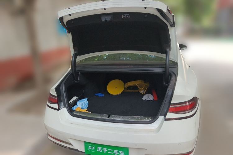 Used Genesis G90 2023 Flagship Edition Trunk