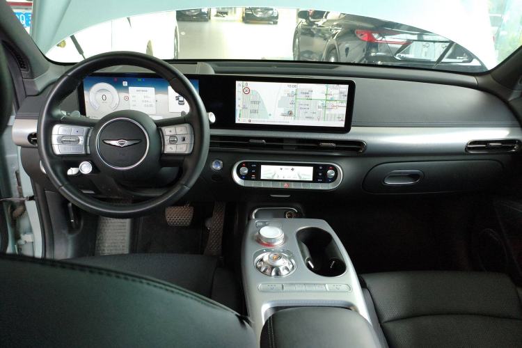 Used Genesis GV60 2023 Single-Motor Rear-Drive Luxury Edition Interior 2
