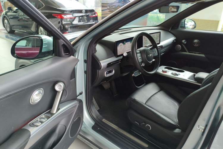 Used Genesis GV60 2023 Single-Motor Rear-Drive Luxury Edition Interior 3