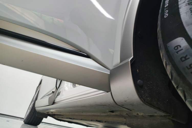 Used Genesis GV60 2023 Single-Motor Rear-Drive Luxury Edition Right Side Sill