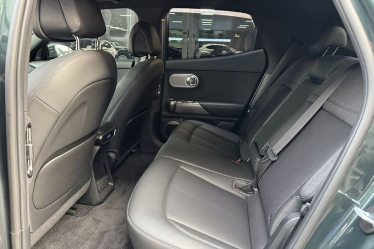 Used Genesis GV60 2023 Single-Motor Rear-Drive Luxury Edition Interior 14