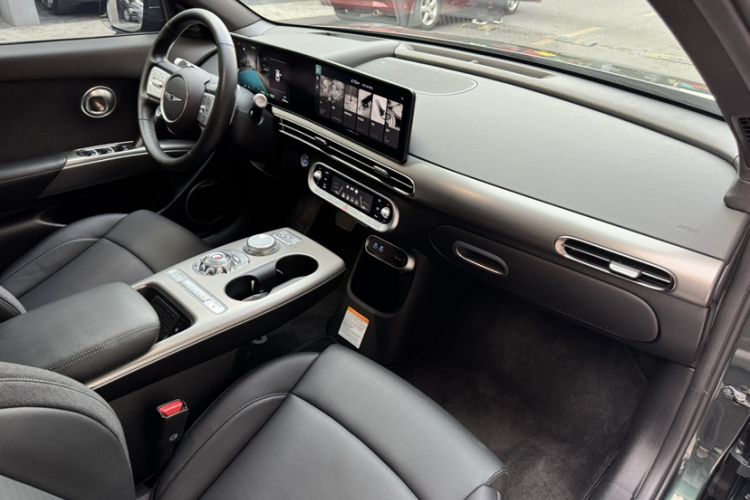Used Genesis GV60 2023 Single-Motor Rear-Drive Luxury Edition Interior 2