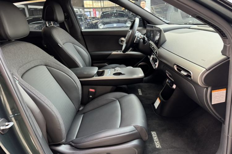 Used Genesis GV60 2023 Single-Motor Rear-Drive Luxury Edition Interior 5
