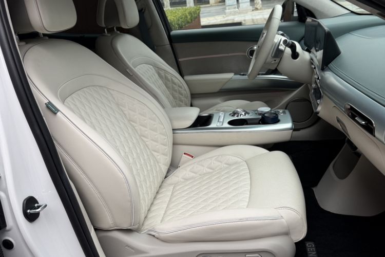 Used Genesis GV60 2023 Dual-Motor All-Wheel-Drive Flagship Edition Interior 4