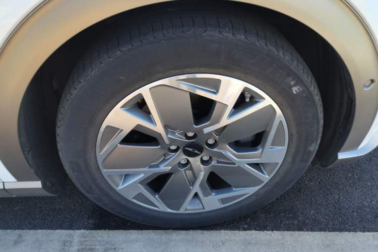 Used Genesis GV60 2023 Single-Motor Rear-Drive Luxury Edition Right Front Wheel Hub