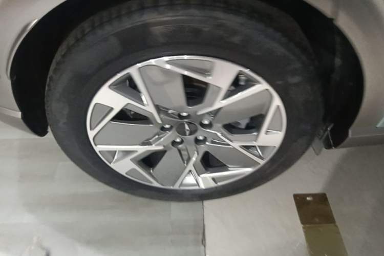 Used Genesis GV60 2024 Dual-Motor All-Wheel-Drive Luxury Edition Right Rear Wheel Hub