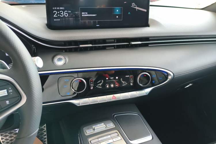 Used Genesis GV70 2023 2.5T Two-Wheel Drive Luxury Edition Audio And AC Panel