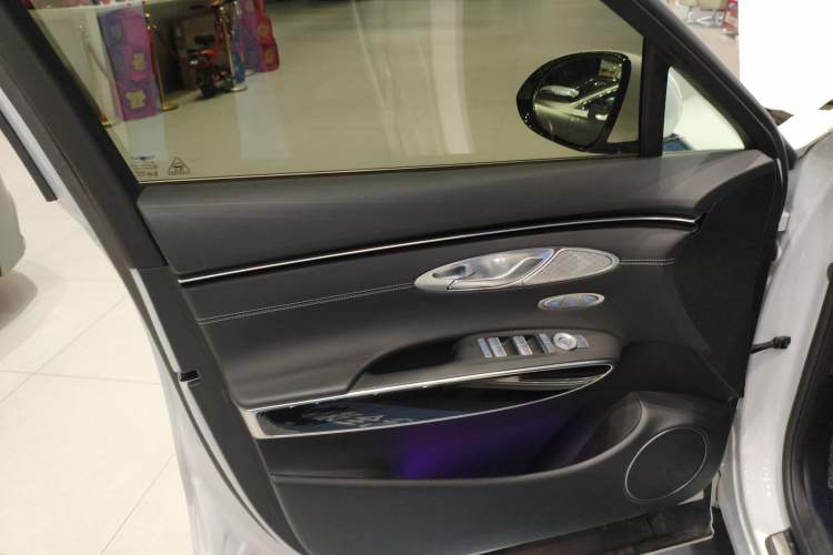 Used Genesis GV70 2023 2.5T Two-Wheel Drive Luxury Edition Left Front Door Interior