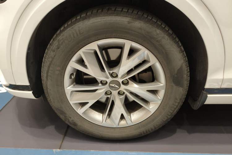 Used Genesis GV70 2023 2.5T Two-Wheel Drive Luxury Edition Left Front Wheel Hub