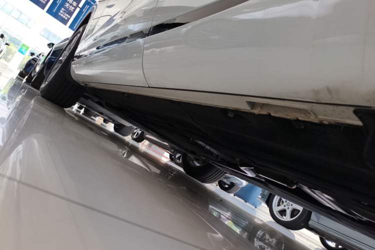 Used Genesis GV70 2023 2.5T Two-Wheel Drive Luxury Edition Left Side Sill
