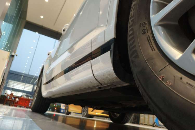 Used Genesis GV70 2023 2.5T Two-Wheel Drive Luxury Edition Right Side Sill