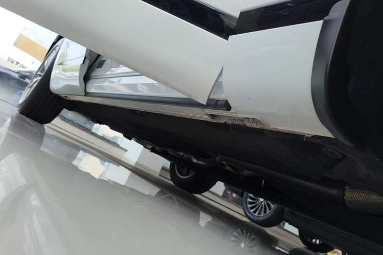 Used Genesis GV70 2023 2.5T Two-Wheel Drive Luxury Edition Right Side Sill