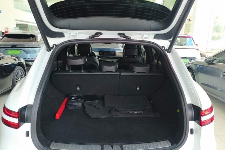 Used Genesis GV70 2023 2.5T Two-Wheel Drive Luxury Edition Trunk