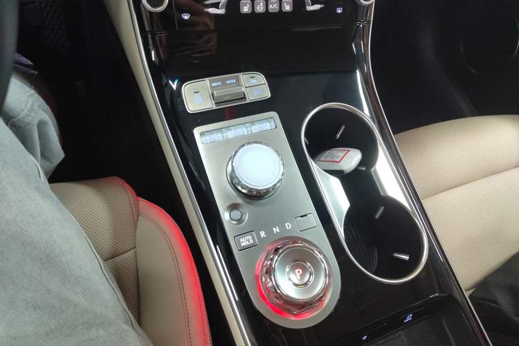 Used Genesis GV70 2025 2.5T Two-Wheel-Drive Luxury Edition Gear Lever