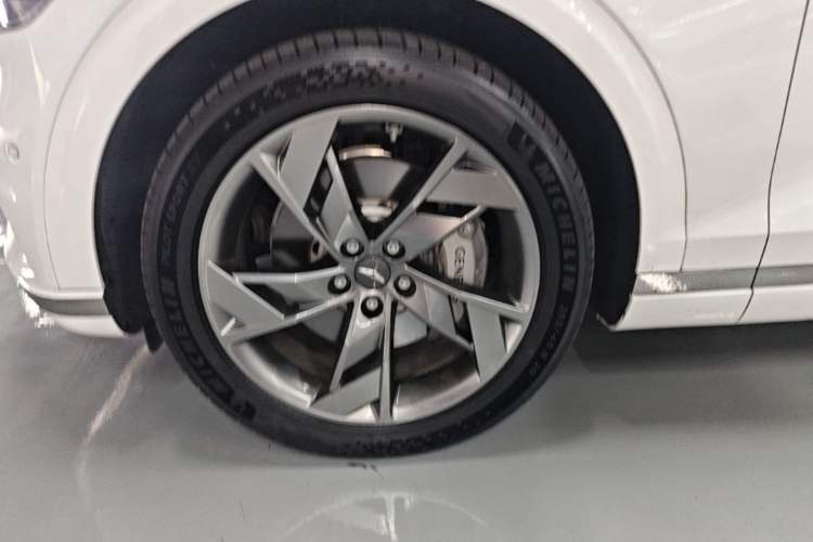 Used Genesis GV70 EV 2023 All-Electric GV70 Flagship Edition Left Front Wheel Hub
